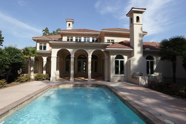 在阳光明媚的蓝天下，豪华住宅的外观图片下载