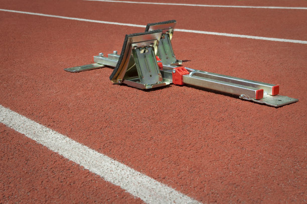 红格子跑道上的起跑台图片下载