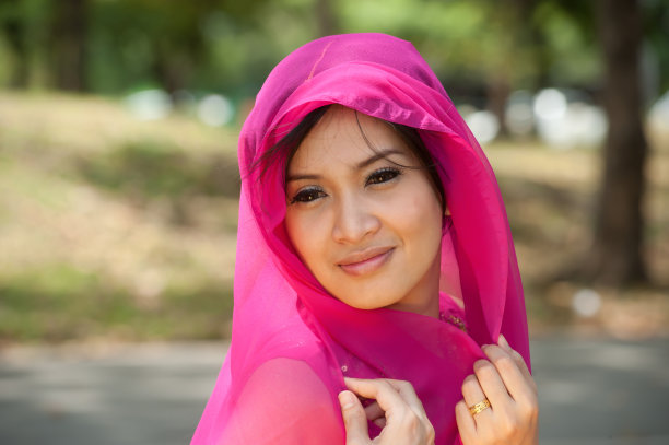 漂亮的亚洲女人在摆姿势。图片下载