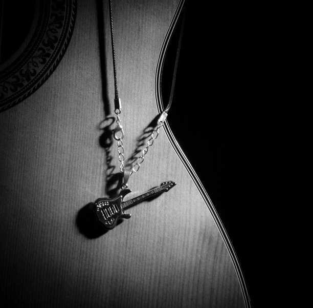 古典吉他吗?在黑色的背景上图片下载