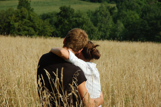 一对夫妇在干草地里图片下载