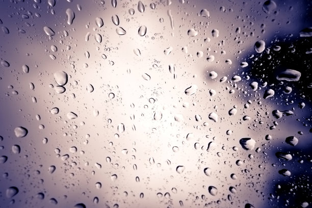 水滴在玻璃表面图片下载