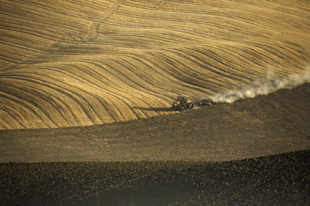 犁地的拖拉机图片下载