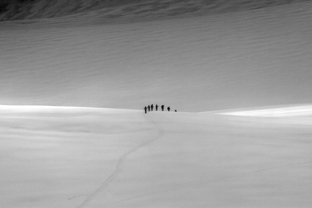 穿越阿莱奇冰川图片下载