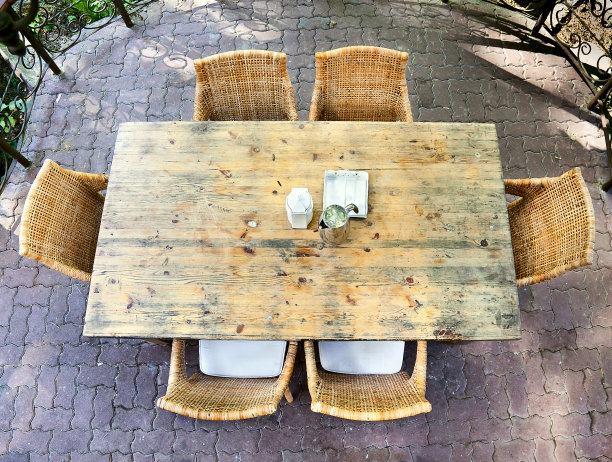 餐桌上的木桌和柳条椅子图片下载