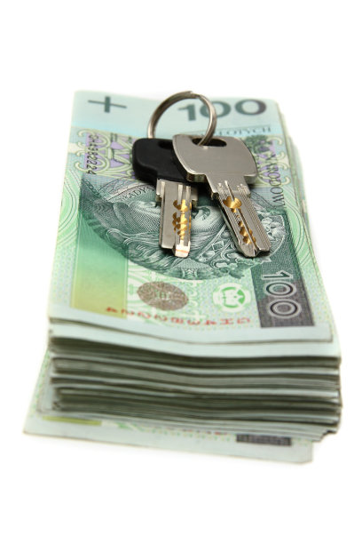 一堆波兰的钱和房门钥匙图片下载