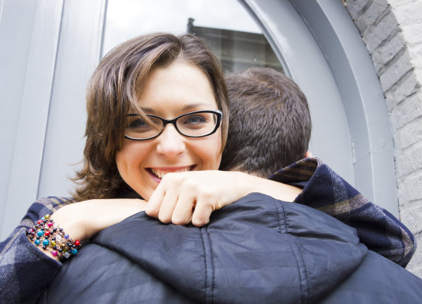 这是一对情侣在公园外拥抱的照片，看起来很开心图片下载