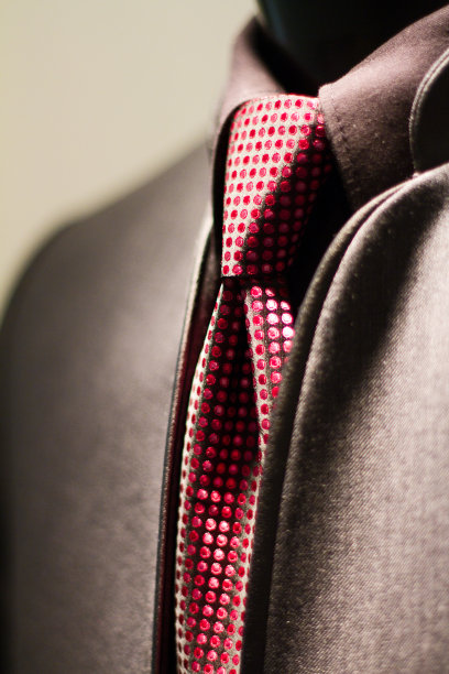 男士灰色西装和红点领带图片下载