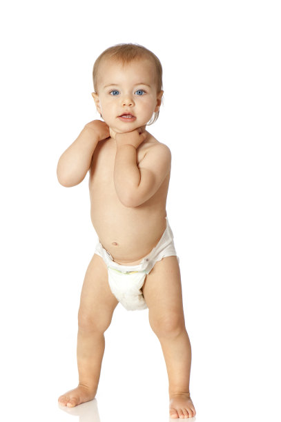 站在蹒跚学步的孩子图片下载