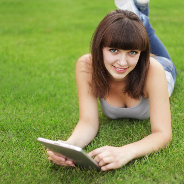 美女女孩带着平板电脑在户外图片下载