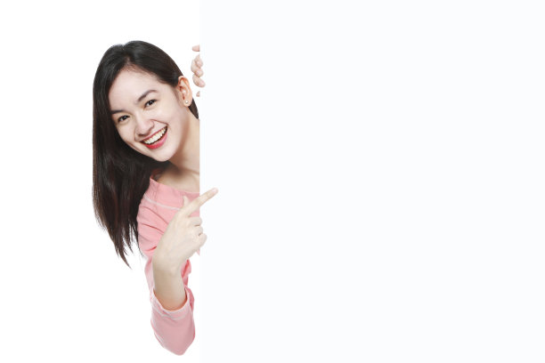 年轻女人窥视图片下载