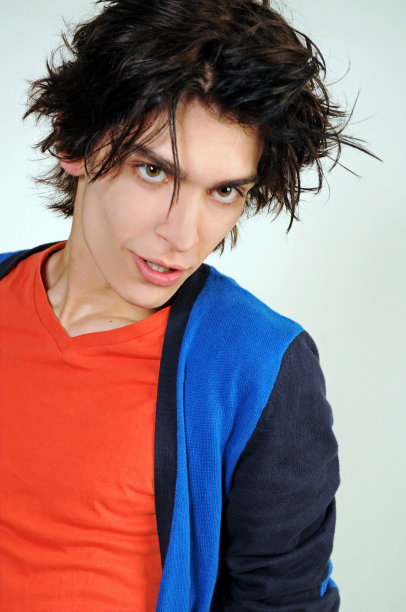 年轻英俊的男子孤立在白色图片下载