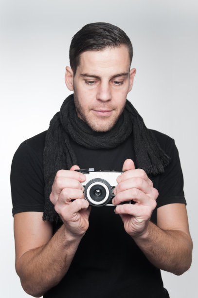 年轻人拍照图片下载