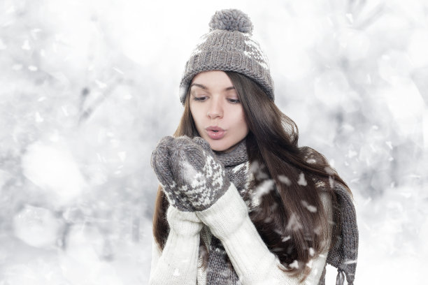 美丽年轻的黑发女人加热手图片下载