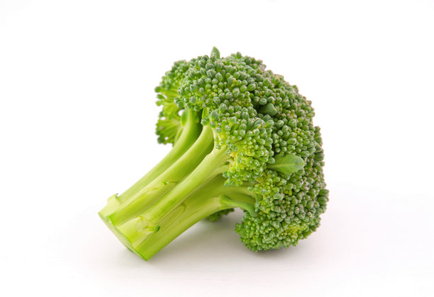 白色背景上分离的新鲜西兰花图片下载