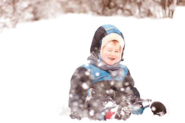 孩子们在冬季公园玩耍图片下载