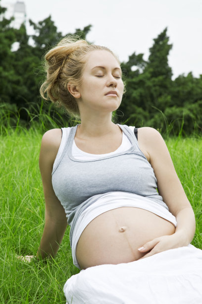 孕妇在草地上休息图片下载