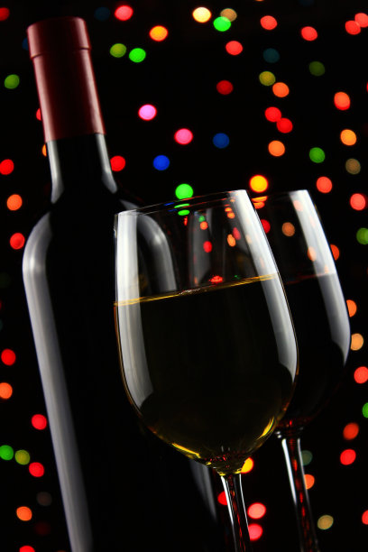 一杯和一瓶葡萄酒图片下载