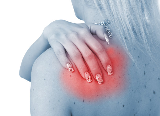 女性肩膀剧烈疼痛。图片下载