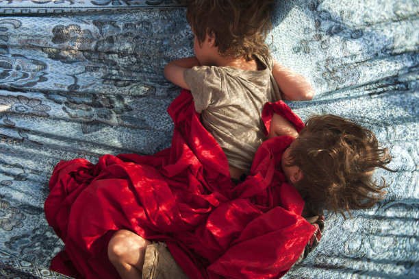 双胞胎睡在吊床上。图片下载