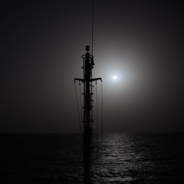 船桅顶着夕阳。用ND滤镜拍摄。图片下载