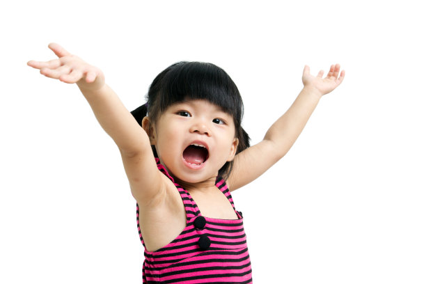 亚洲幼童穿着背心，手臂在空中喜悦图片下载