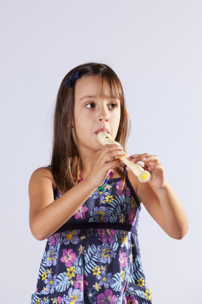 小女孩吹笛子图片下载