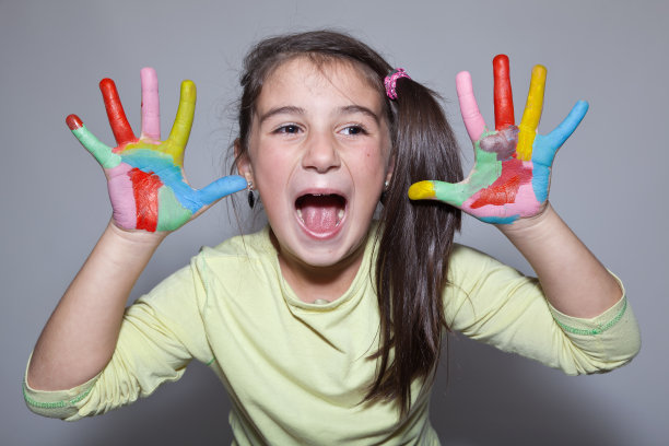 年轻的女孩，手上涂着颜料图片下载