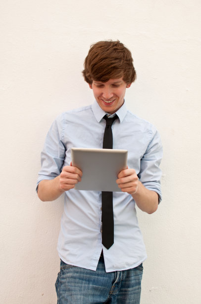 智能平板电脑上的休闲商务人士图片下载