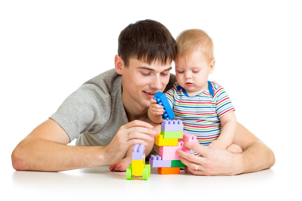 小男孩和爸爸在一起玩图片下载