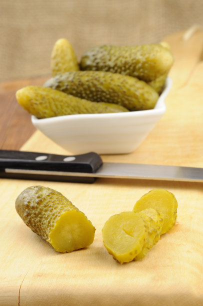 腌黄瓜放在木砧板上图片下载