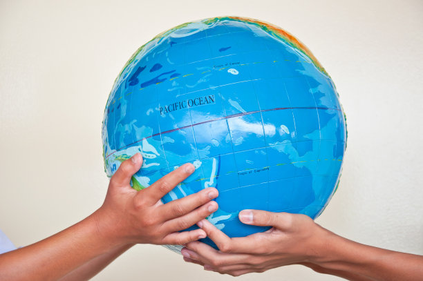 儿童手中的地球图片下载