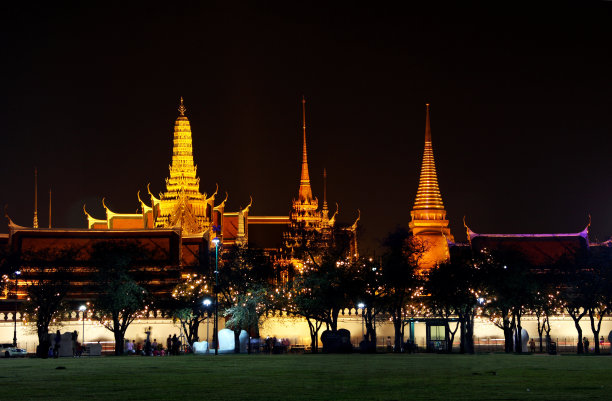 泰国曼谷夜间的皇家寺庙。图片下载