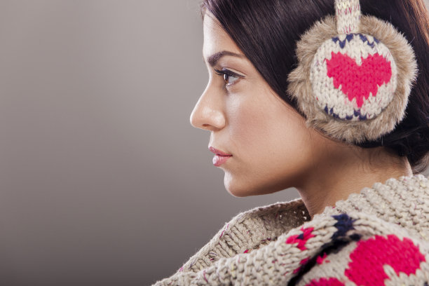 穿着冬天衣服的年轻女子图片下载