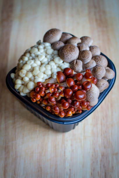 盒子里的野生蘑菇图片下载