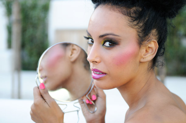 漂亮的黑人女孩和镜子的肖像图片下载