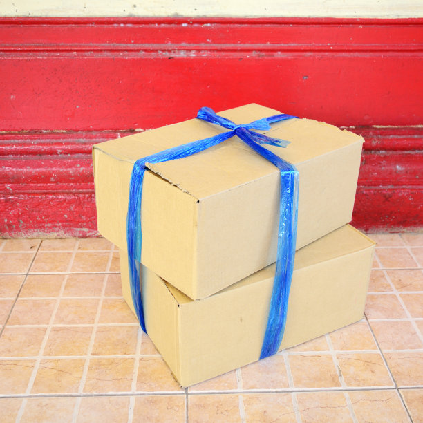 带绳子的棕色盒子。图片下载