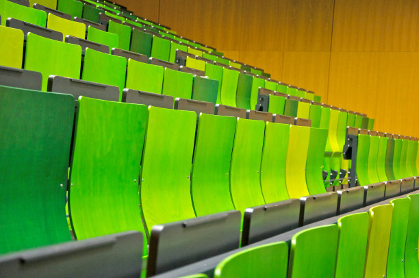 教室里空荡荡的座位图片下载