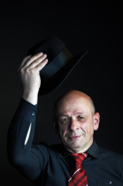 老人脱帽致意图片下载