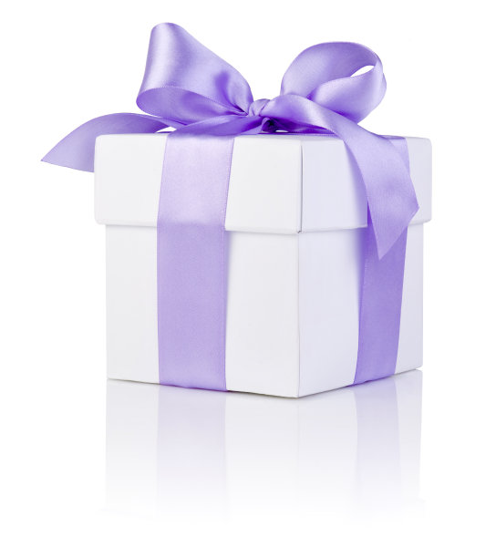 一个白色盒子系着紫色缎带蝴蝶结孤立图片下载