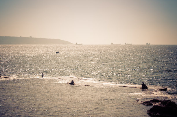 地中海海平线上的船只图片下载