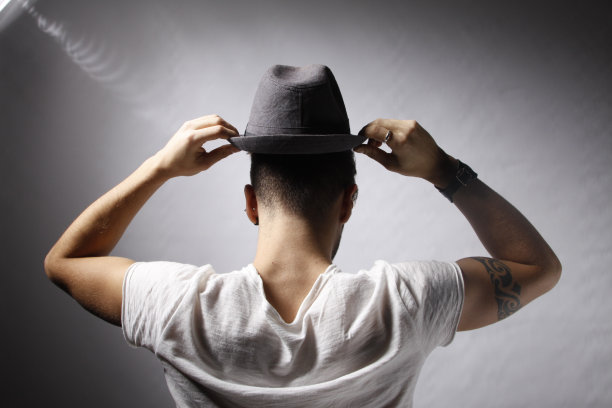 男孩转过身来，手里拿着帽子图片下载