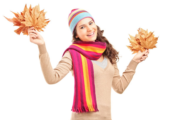 年轻的雌性手握树叶图片下载