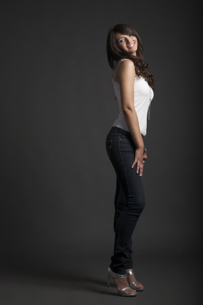 灰色背景上的女孩图片下载