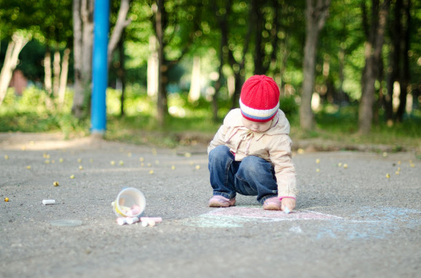 孩子和粉笔。图片下载