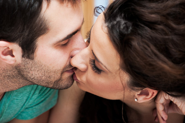 接吻的情侣图片下载