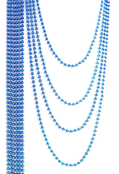 蓝色的圣诞珠花环挂在白色的背景图片下载