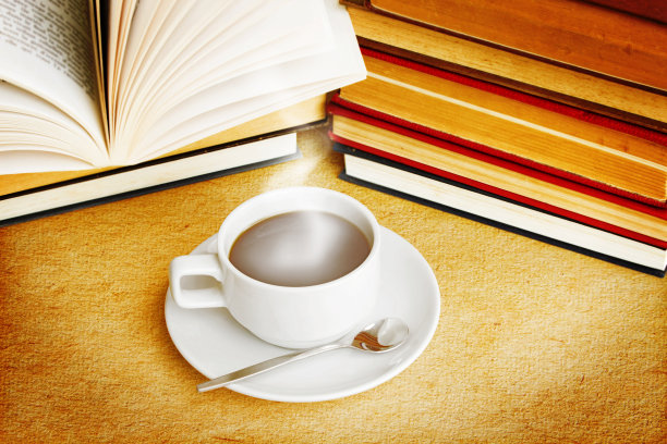 咖啡杯和书籍复古看背景图片下载