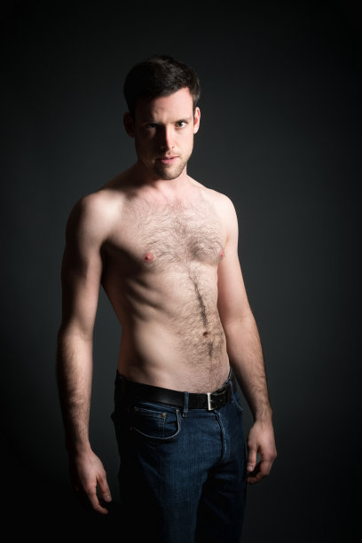 穿蓝色牛仔裤的年轻人图片下载