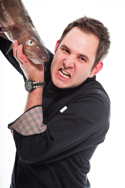 穿着黑色夹克的年轻男性厨师。图片下载